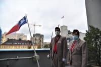 Na budově kraje visí vlajka sokolů, připomíná jejich neblahé osudy během druhé světové války